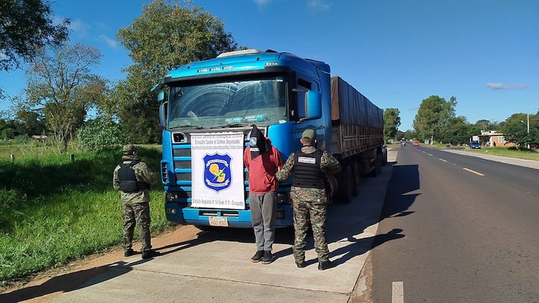 Incautan tractocamión con 3.885 kilos de marihuana en Capiibary