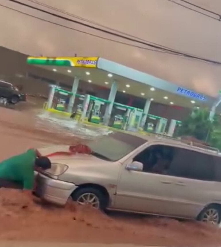 Video: intensa lluvia provoca caos vehicular en la ruta PY02