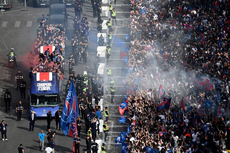 Champions League: PSG celebra en los Campos Elíseos de París  Internacional