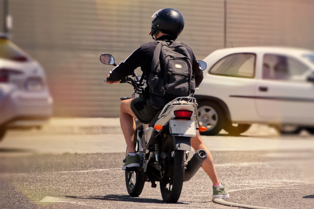 Motos y vehículos pesados deben circular por el carril derecho: esta es la multa por no cumplir