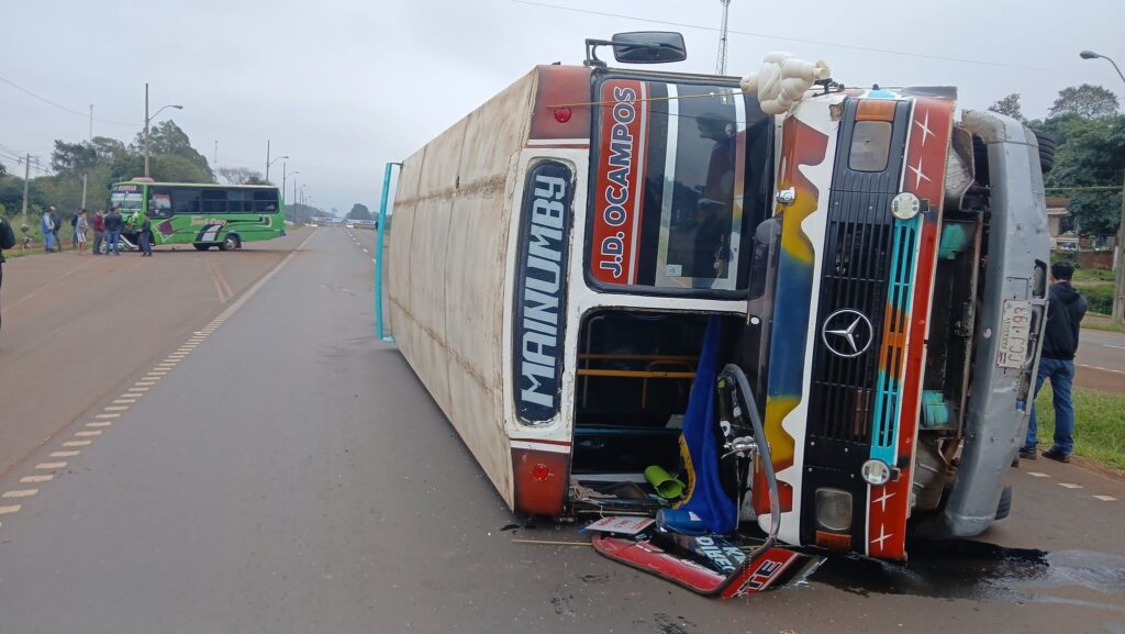 Presunta carrera de buses termina en violento accidente