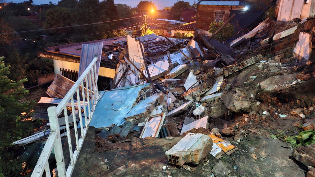 Susto en el Bañado: una muralla se derrumbó sobre una vivienda