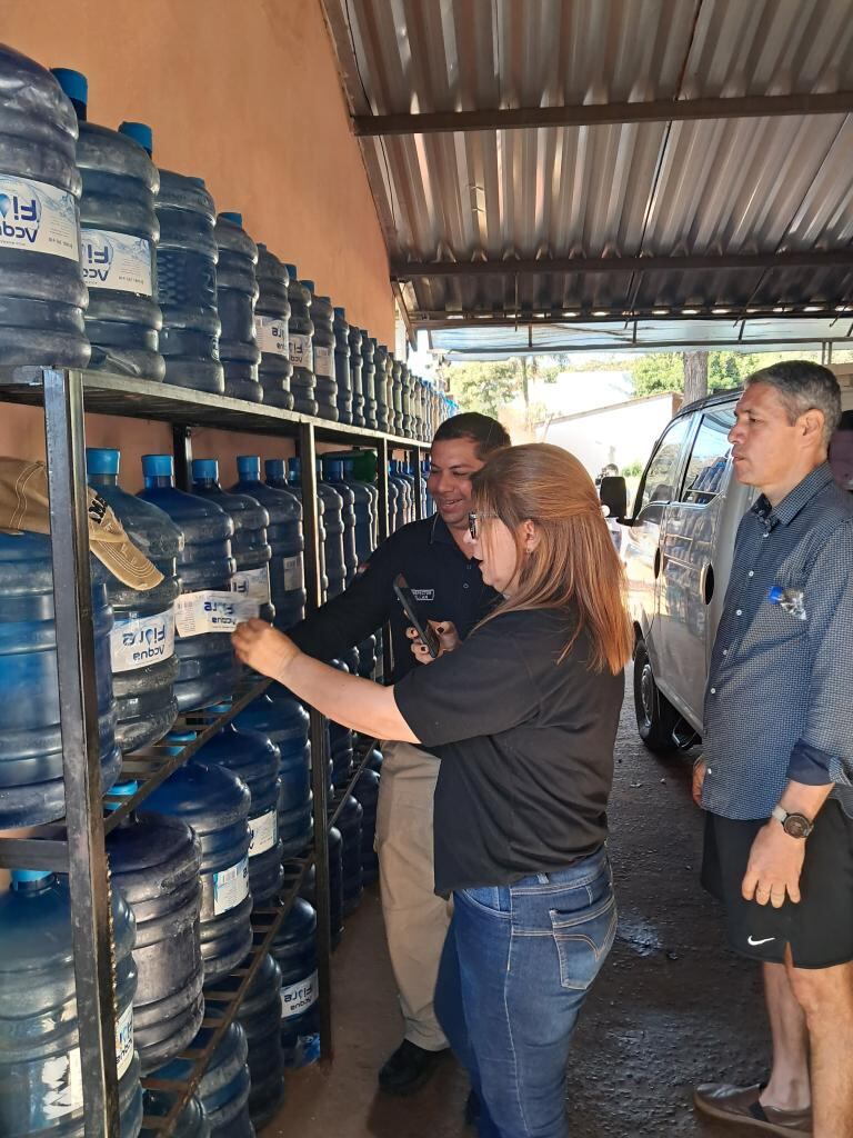 Allanan local que recargaba bidones de agua de manera irregular