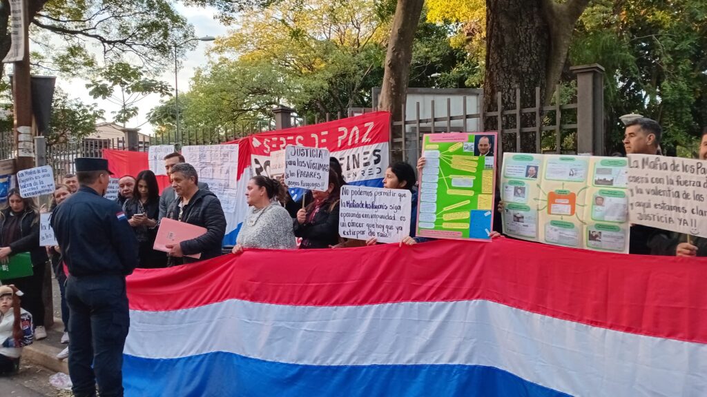 Víctimas de la “mafia de los pagarés” se manifiestan frente al Poder Judicial