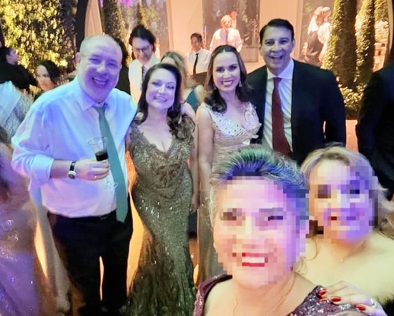 Video: Tras burla del cheesecake, clan ZI tira “Itaipú por la ventana” en mega farra