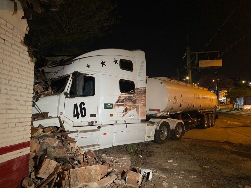 Camión cisterna boliviano cargado de combustible choca contra una vivienda