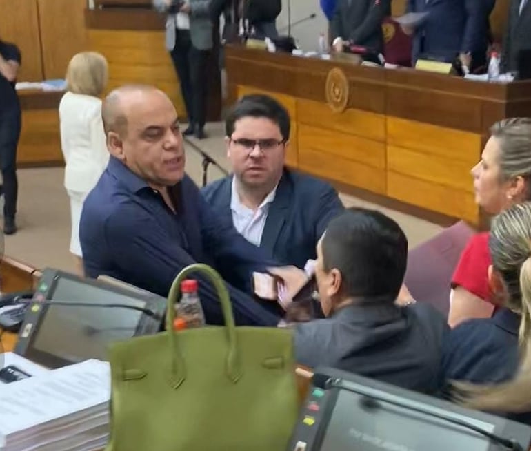 Con Bachi, funcionarios del Congreso orillan o ganan igual que un legislador