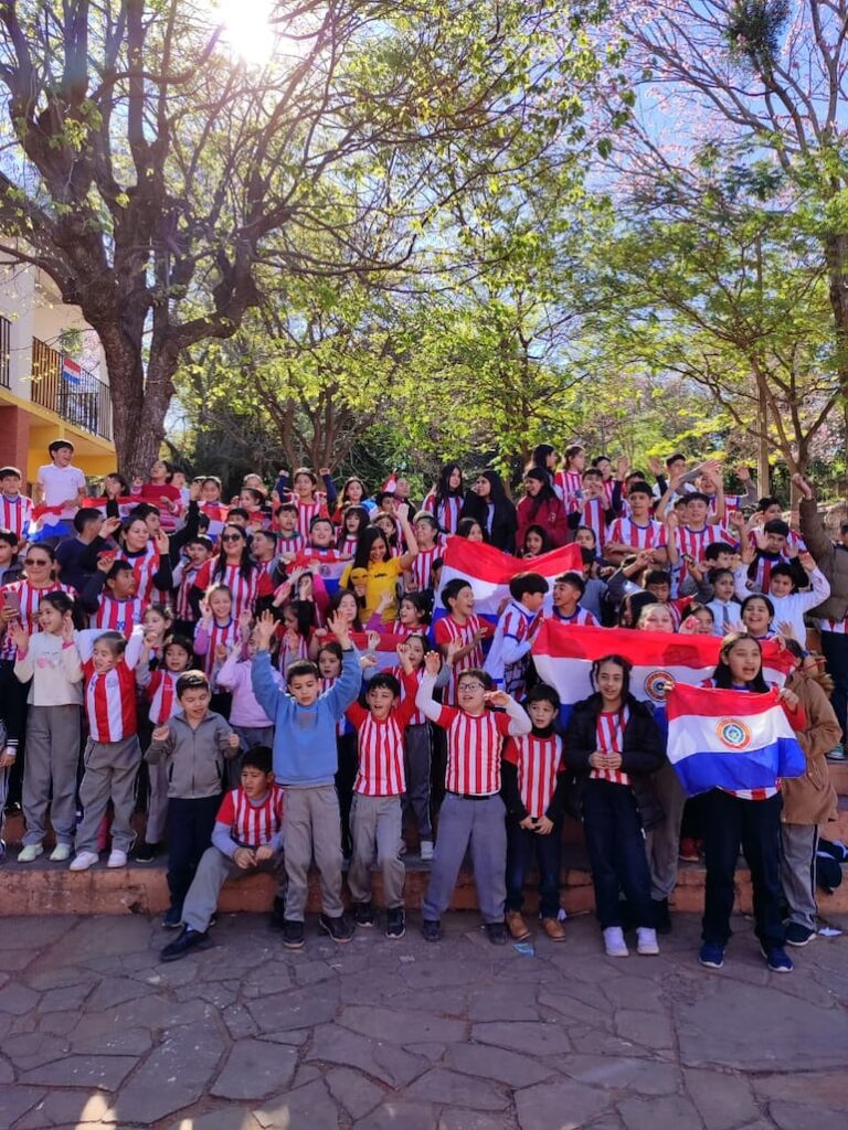 Con la albirroja en el corazón: niños de Caacupé van a clases con la casaca puesta