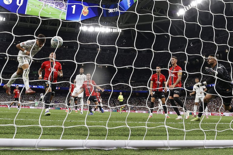 Real Madrid remonta y lidera  Internacional