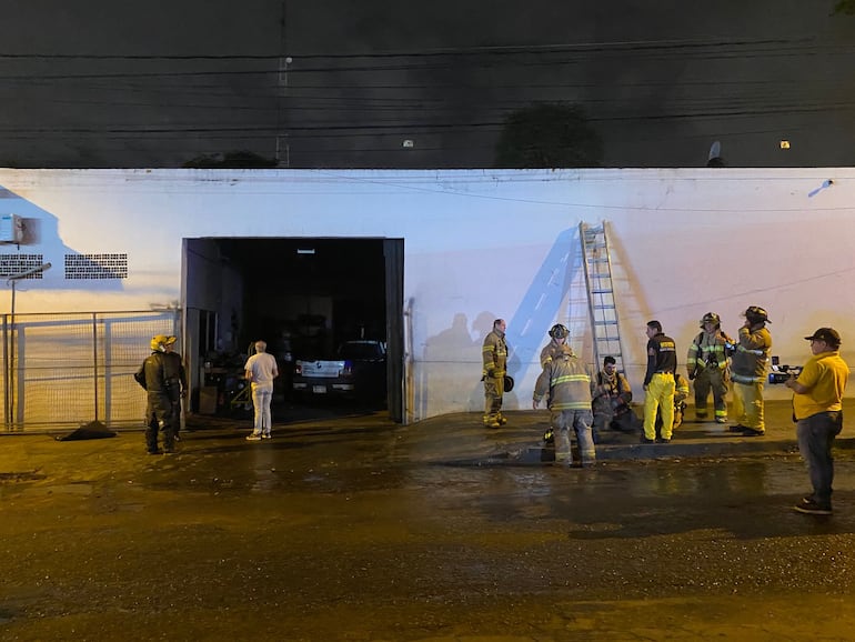 Bomberos controlan un principio de incendio en un depósito de Asunción