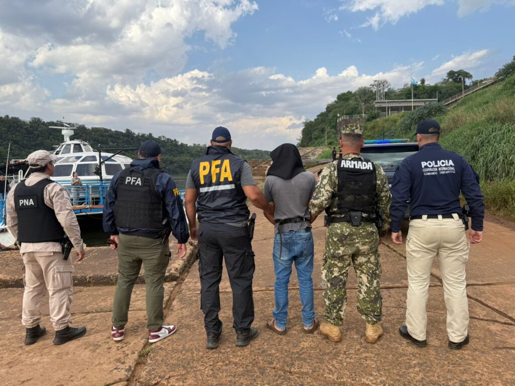 Detienen a argentino acusado de asesinar a un suboficial y a un gomero