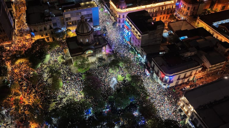 La impactante postal aérea de la multitud que celebra la clasificación de la Albirroja