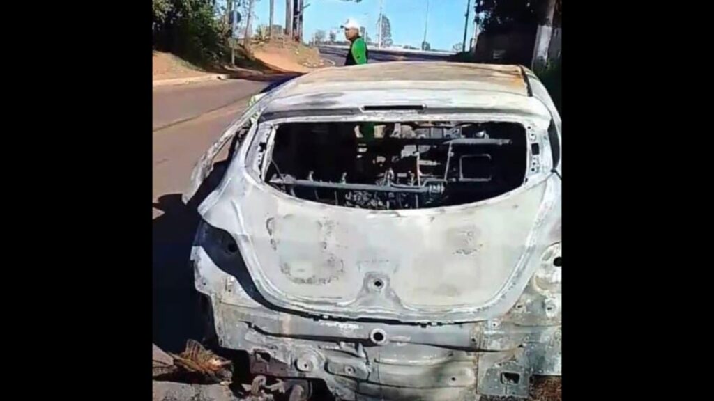 Policiais da fronteira investigam carro encontrado queimado em Ponta Porã