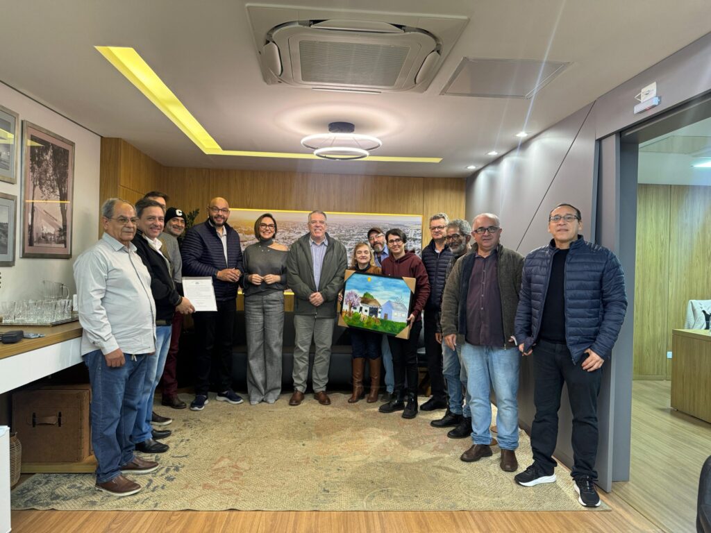 Prefeito Eduardo Campos entrega ao Clube de Imprensa Oficial de Ponta Porã título definitivo de imóvel