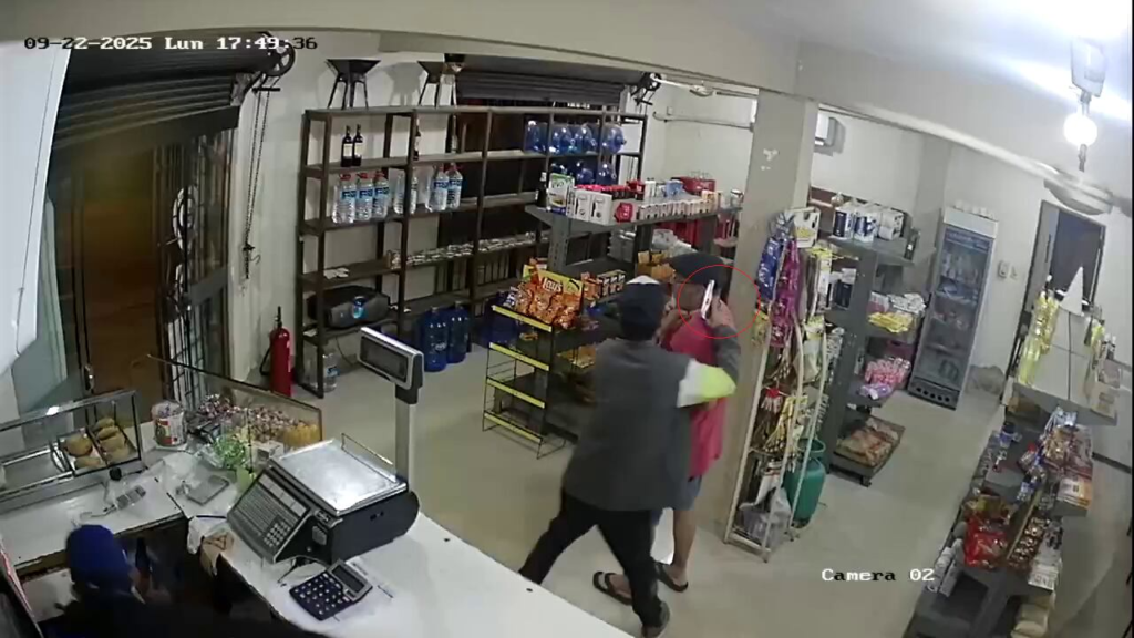 Vídeo: a punta de arma, asaltan despensa en barrio Molino de Luque