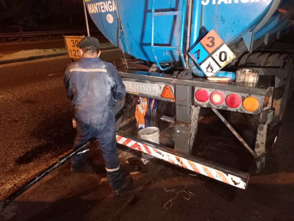 Video: aguardan orden fiscal para transferir combustible a otro camión cisterna