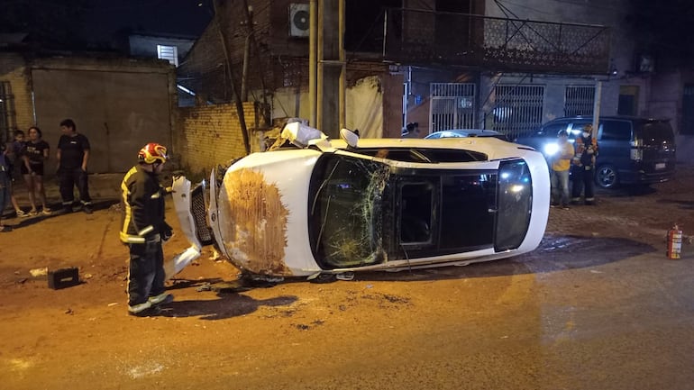 Video: aparatoso vuelco sobre la avenida Fernando de la Mora
