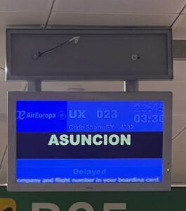 Video: tensión en aeropuerto de Madrid, paraguayos denuncian retrasos y exigen respuestas