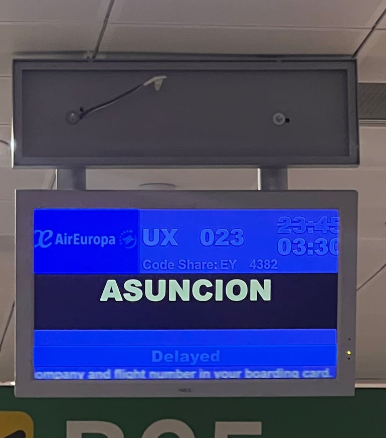 Video: tensión en aeropuerto de Madrid, paraguayos denuncian retrasos y exigen respuestas