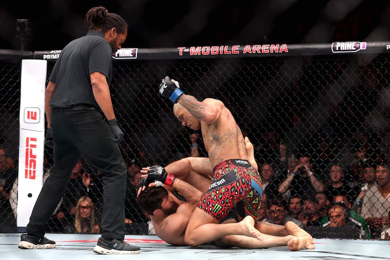 Brasileño Pereira recupera título mundial de UFC