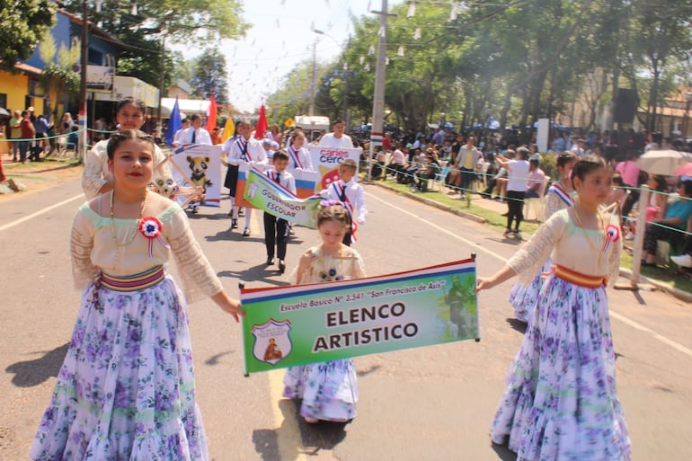 Color, tradición y orgullo en el desfile por los 487 años de Atyrá