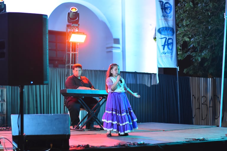 Festival de la Raza 2025: Talento joven brilló en el arranque del programa con el Pre-Festival