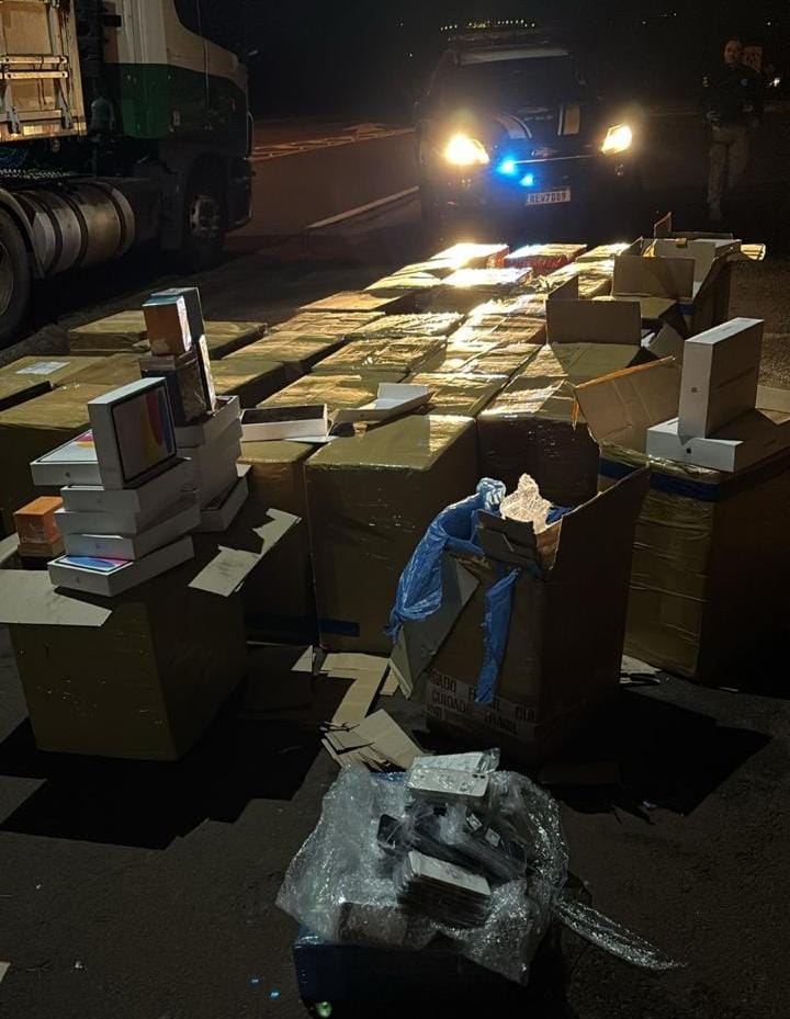 PRF apreende carga de eletrônicos avaliada em R$ 22 milhões escondida em caminhão de sucata