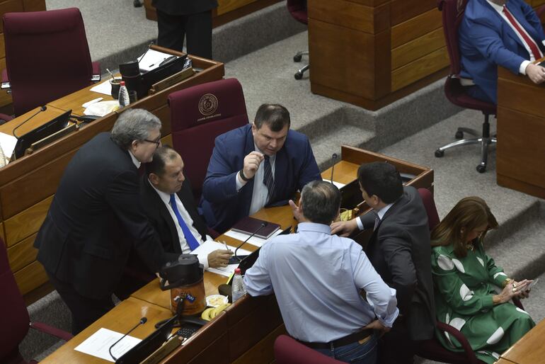 Pese a atentados a comunicadores, Senado aplaza por 15 días ley de protección a periodistas y defensores de DD.HH.