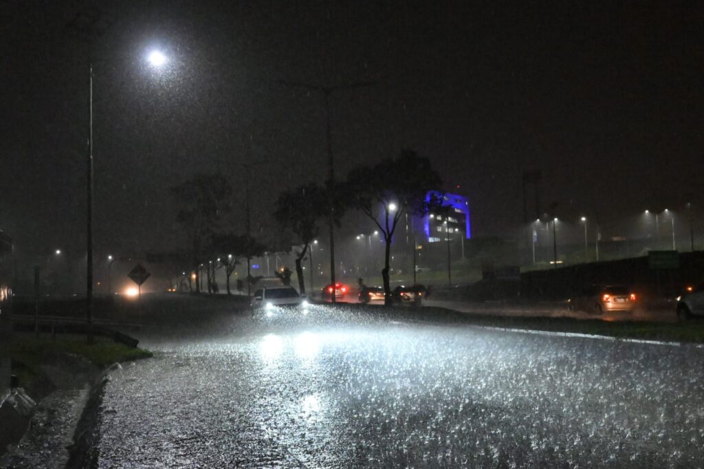 Tormentas, vientos fuertes y frente frío marcan la madrugada del domingo – Clima