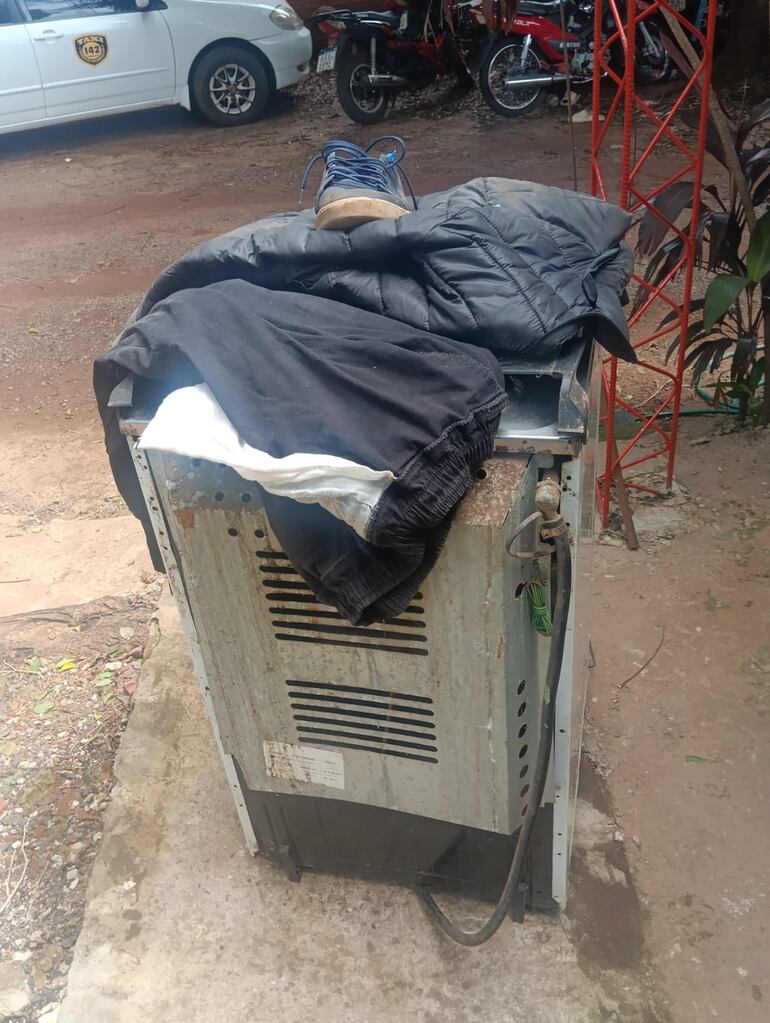 Video: estaba robando en una iglesia y quedó atrapado en el techo
