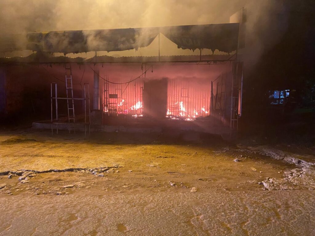 Video: incendio de gran magnitud consume taller de motos en Limpio
